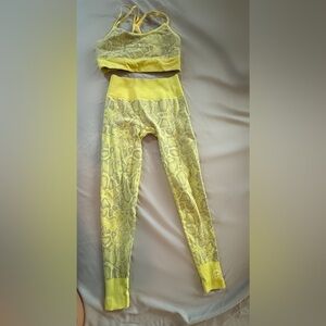 Bombshell Sportswear Snake Seamless SET
Yellow Size small pants/medium bra
